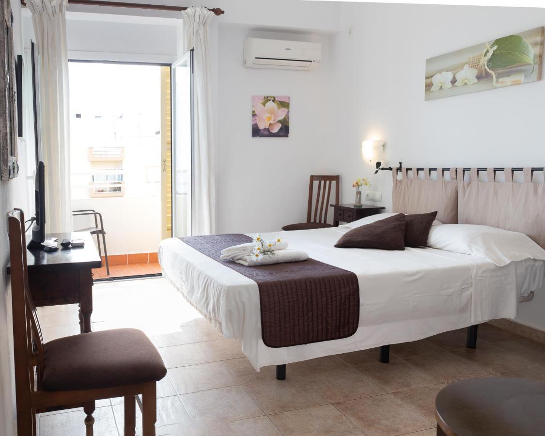 Hostal Yebisah Santa Eularia des Riu Ngoại thất bức ảnh