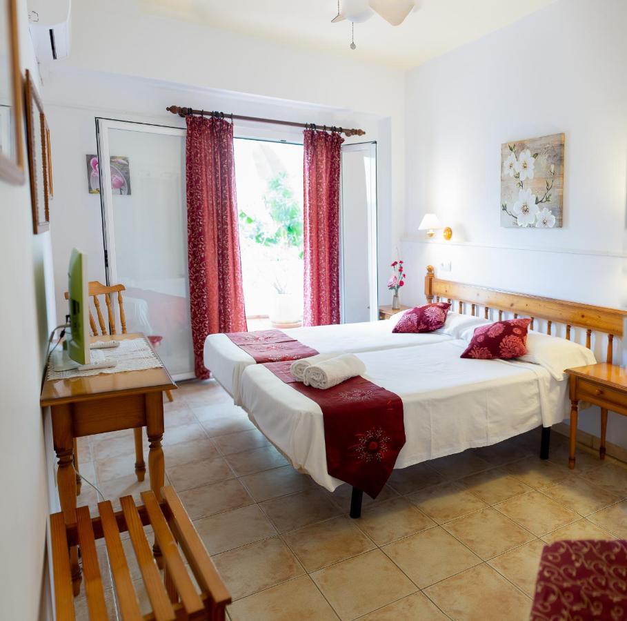 Hostal Yebisah Santa Eularia des Riu Ngoại thất bức ảnh