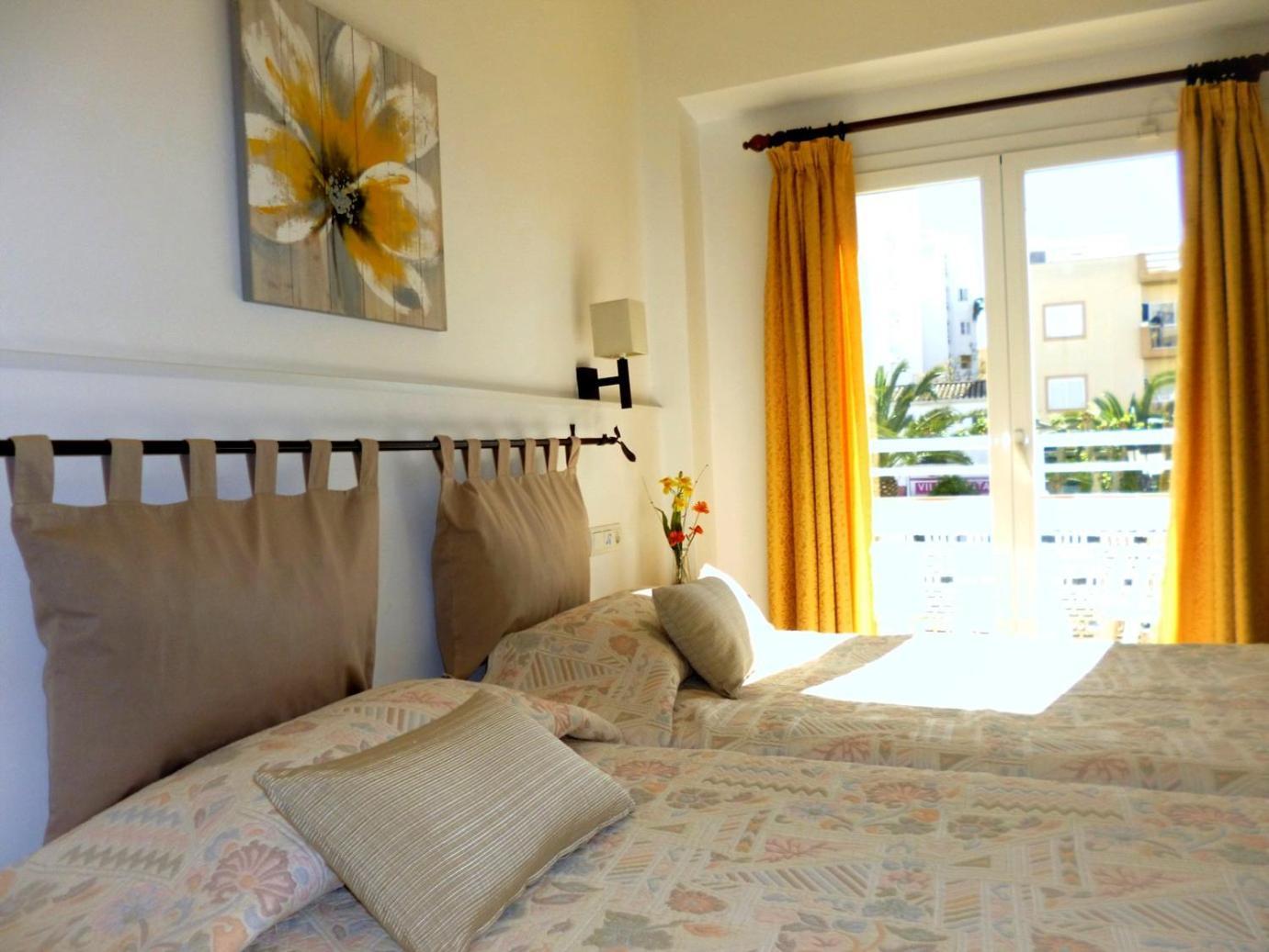Hostal Yebisah Santa Eularia des Riu Ngoại thất bức ảnh