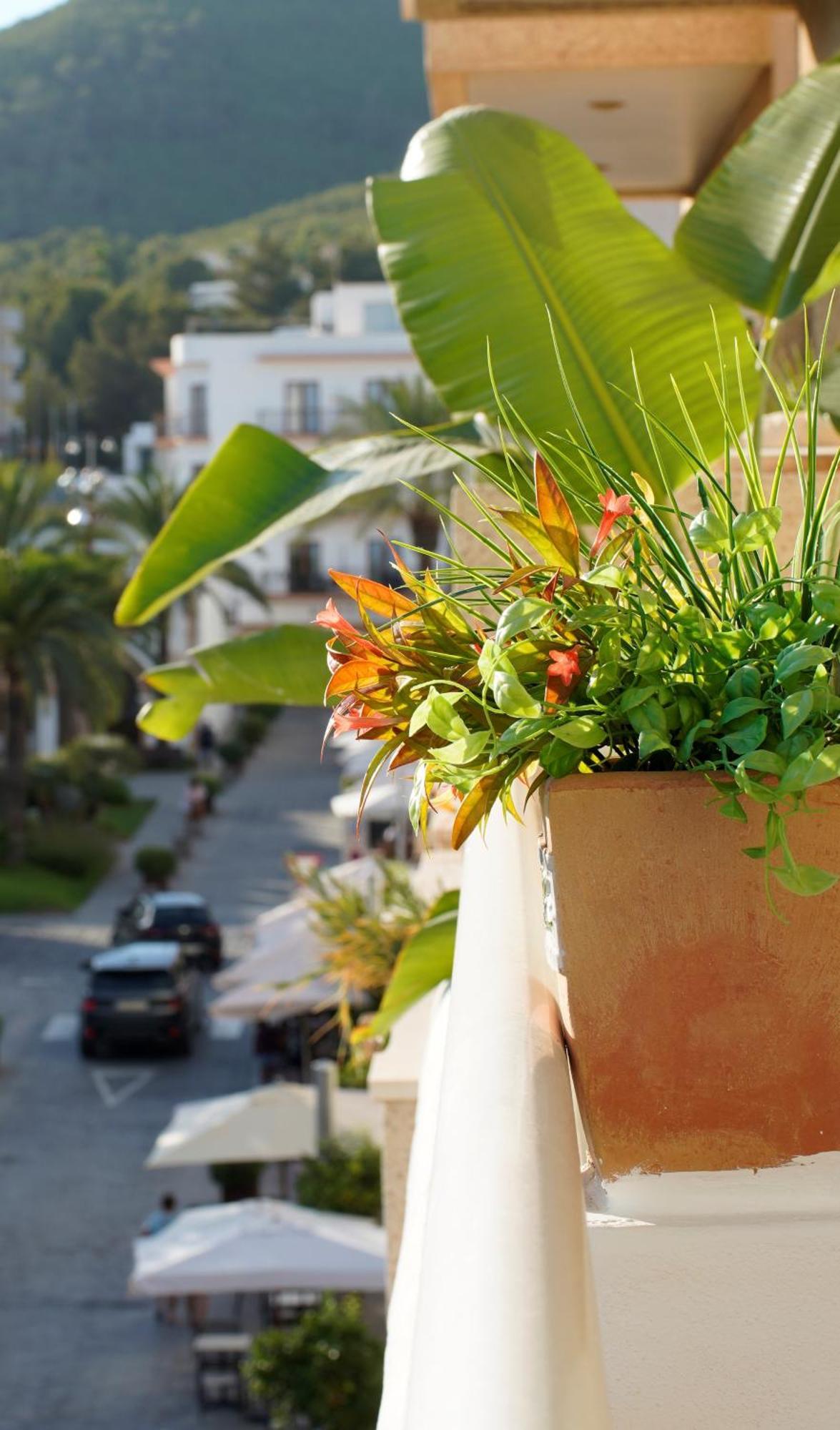 Hostal Yebisah Santa Eularia des Riu Ngoại thất bức ảnh