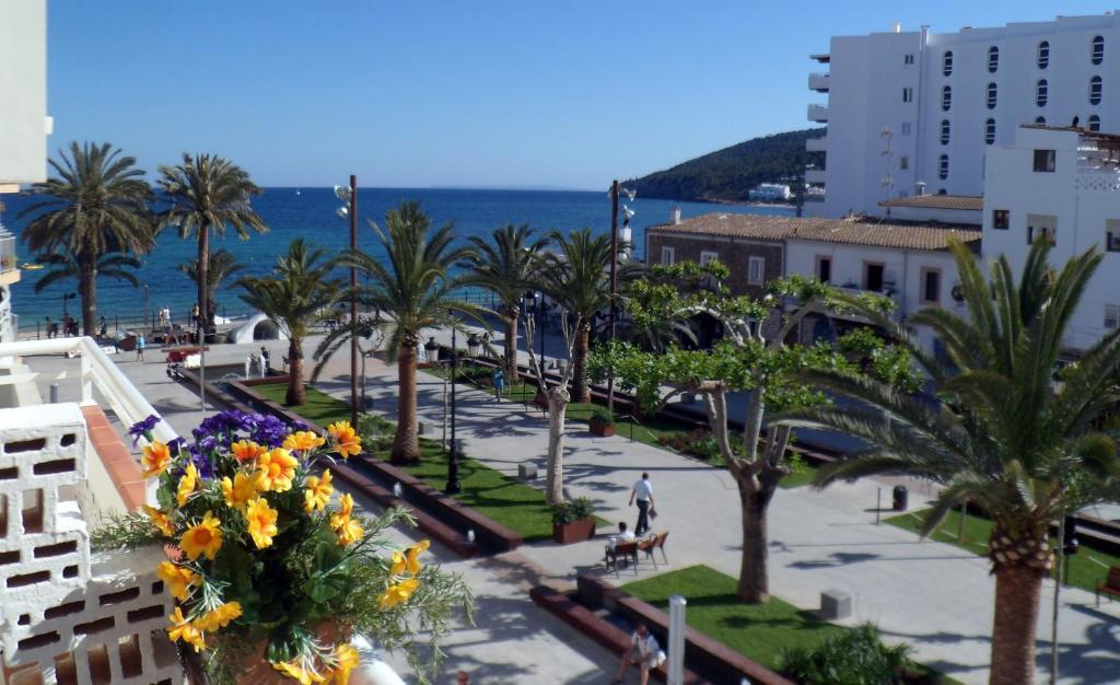 Hostal Yebisah Santa Eularia des Riu Ngoại thất bức ảnh
